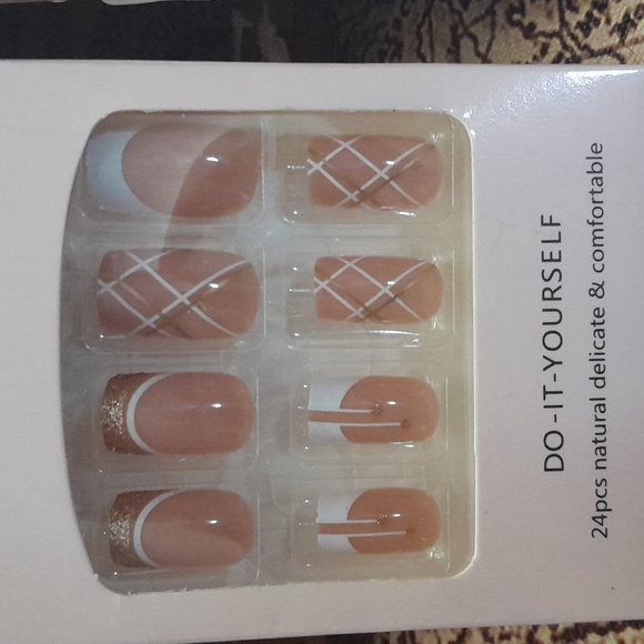 Press on false naile in gold and white French manicure - Picture 2 of 2